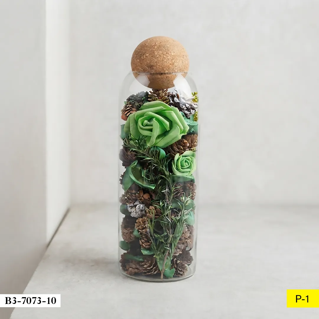 Bouteille en verre remplie de roses et éléments végétaux verts avec bouchon sphérique en liège B3-7073-10 Bouteille en verre remplie de roses et éléments végétaux verts avec bouchon sphérique en liège B3-7073-10