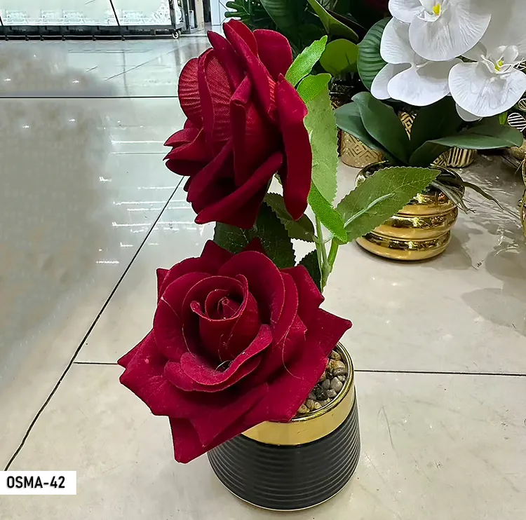 Composition florale artificielle duo roses rouges pot noir or – osma-42 OSMA-42 Composition florale artificielle duo roses rouges pot noir or – osma-42 OSMA-42